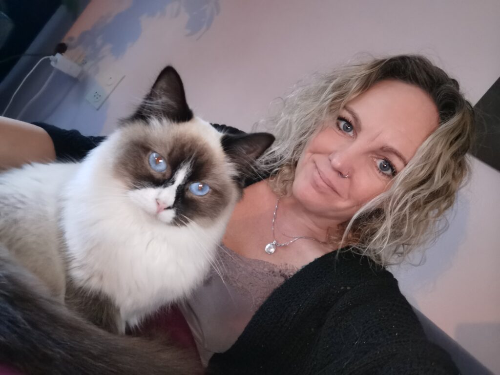 Femke met haar katten